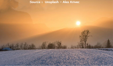 lever de soleil lumineux sur une vaste paysage