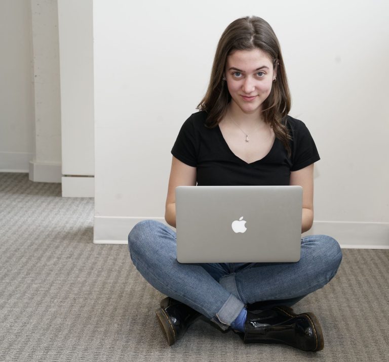 Bibliotheque-Fille-assise-Portable